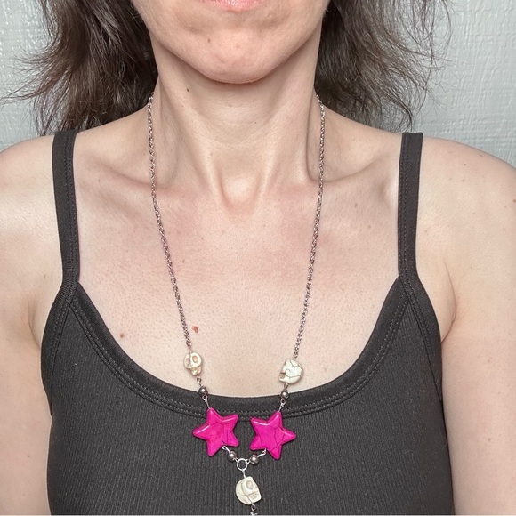 Howlite skull and fuchsia stars necklace handmade long - Picture 1 of 6